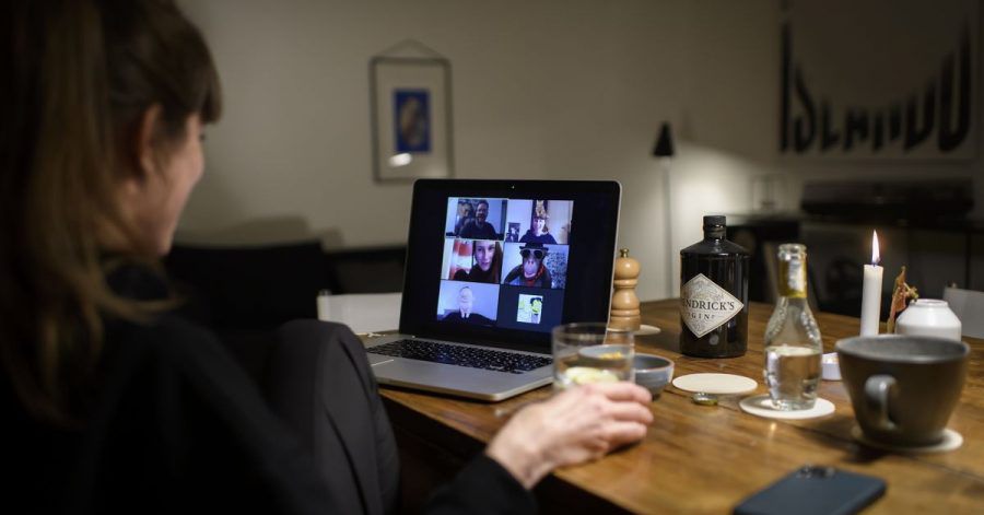 Während der Corona-Pandemie arbeiten viele am Tisch zuhause.