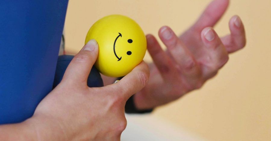 «Es hilft, etwas in der Hand zu haben», sagt Claudia Robbe, psychosoziale Prozessbegleiterin. Die Bälle sind für Menschen, die vor Gericht als Zeuge aussagen und meist vorher Opfer von Straftaten waren.