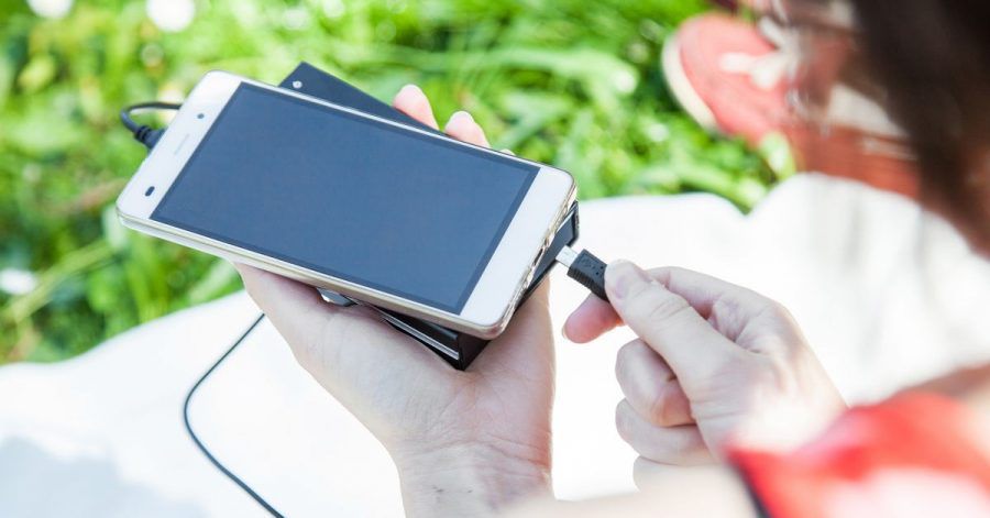 Frische Luft und warmer Sonnenschein: Während vielleicht ein Eis die Besitzerin erfrischen könnte, freut sich das leere Handy über Energie aus der Powerbank - doch zu heiß sollte es nicht werden.