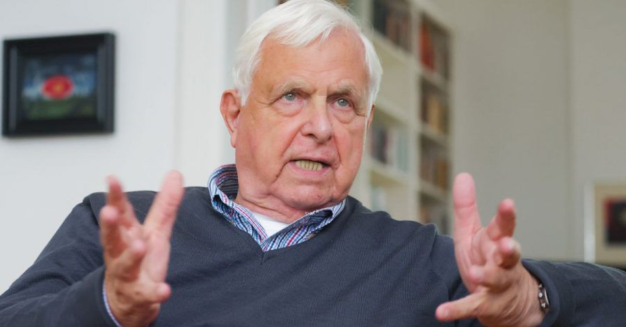 Der Journalist Heiner Bremer in seiner Wohnung in Hamburg.