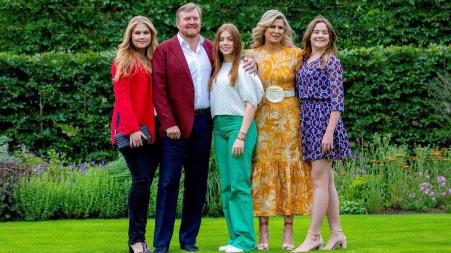 König Willem-Alexander mit seinem Töchtern und Ehefrau Máxima. (jom/spot)