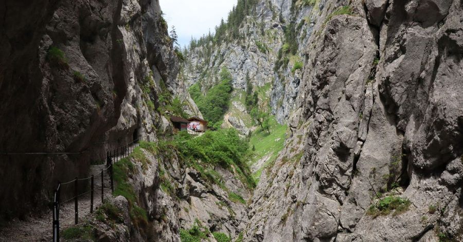 Die Höllentalklamm liegt am Fuße des Zugspitzmassivs und ist bereits eine Attraktion für sich.
