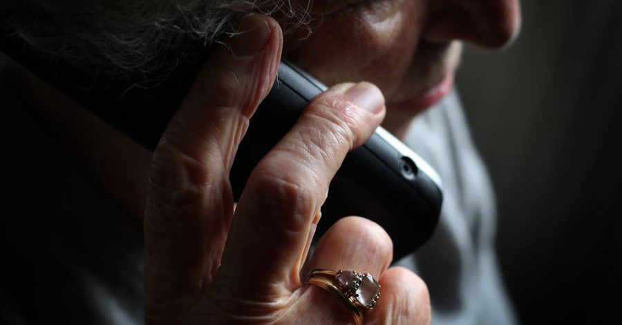 Eine ältere Frau telefoniert mit einem schnurlosen Festnetztelefon. Viele ältere Menschen fallen immer wieder auf den sogenannten Enkeltrick herein.