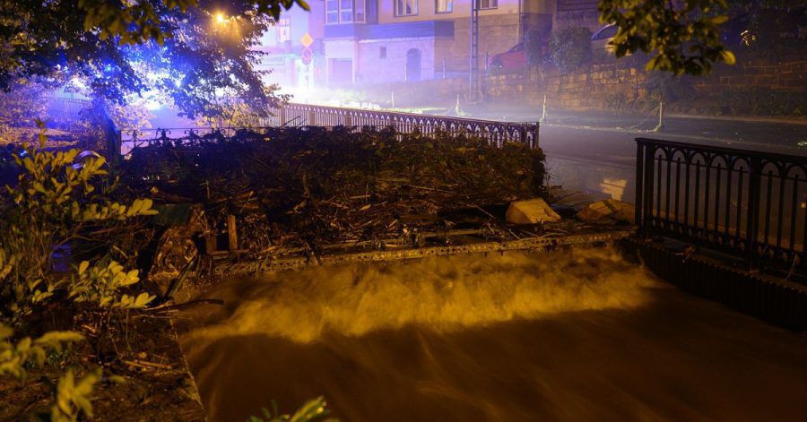 Holz und Geröll hat die Kirnitzsch auf einer Brücke angespühlt. Extreme Regenfälle von teils mehr als 100 Litern pro Quadratmeter innerhalb von 24 Stunden haben am Samstag in der Sächsischen Schweiz zu Überflutungen geführt.
