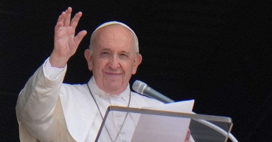 Papst Franziskus grüßt aus dem Fenster seines Ateliers mit Blick auf den Petersplatz, während er das Angelus-Gebet spricht. Nach seiner Darmoperation wird Papst Franziskus weiter beobachtet. Am Mittwoch habe er leichtes Fieber gehabt, teilte ein Vatikan-Sprecher mit.