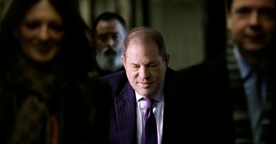 Harvey Weinstein (M), Filmproduzent aus den USA, trifft in einem Gerichtsgebäude ein.