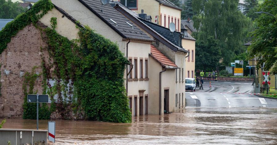 Die Kyll ist in Erdorf über die Ufer getreten: Besonders im Westen von Deutschland sorgen starke Regenfälle für Chaos.