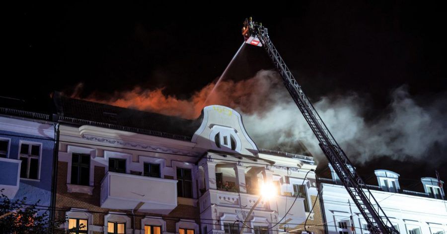 Die Berliner Feuerwehr löscht das Feuer in einem Wohngebäude an der Prenzlauer Promenade in Berlin-Pankow.