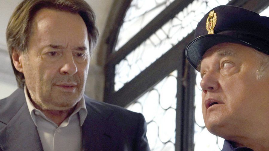 "Donna Leon: Tod zwischen den Zeilen": Commissario Brunetti (Uwe Kockisch) stößt auf einen Schwarzmarkt für kostbare Bücher und Raritäten. (cg/spot)