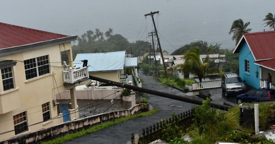 Ein vom Hurrikan Elsa umgestürzter Strommast lehnt an der Kante eines Wohnbalkons in Cedar Hills, St. Vincent. Elsa verstärkte sich zum ersten Hurrikan der Atlantiksaison.