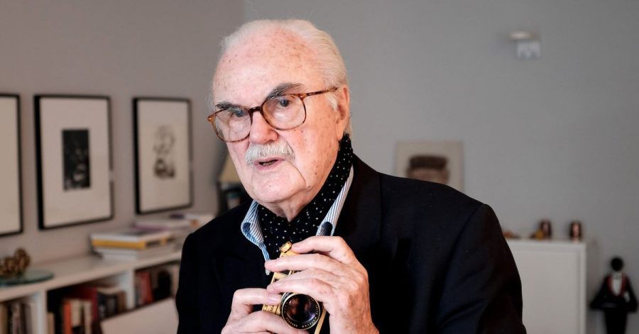 F.C. Gundlach mit einer vergoldeten Leica.