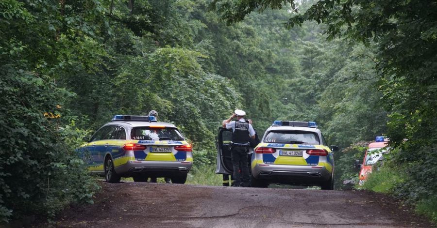 Die Polizei sperrt die Zufahrt zum Absturzort ab.