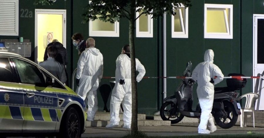 Spurensicherer stehen vor einer Unterkunft für Geflüchtete im Münsterland.