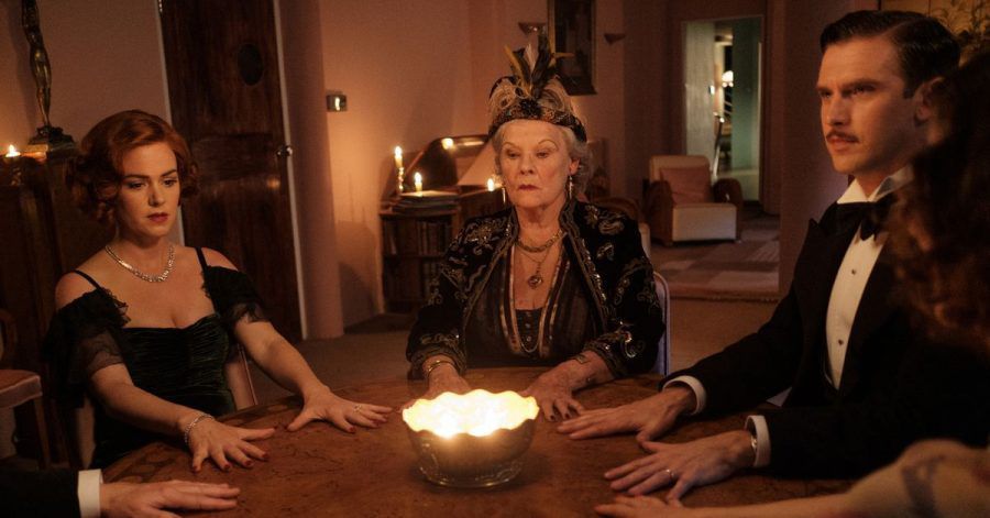 Geisterbeschwörung: Ruth Condomine (Isla Fisher l-r), Madame Arcati (Judi Dench) und Charles Condomine (Dan Stevens) bei einer Séance.