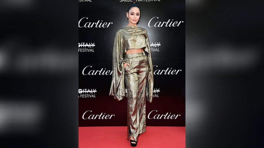 Vanessa Hudgens zeigte sich in Italien im goldfarbenen Komplett-Look. (wag/spot)