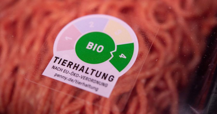 Fleisch mit der Haltungsformstufe 4 nimmt im Lebensmittelhandel bisher nur einen geringen Teil des Fleischangebots ein. Bei Kaufland, Lidl und Rewe soll das verkaufte Fleisch künftig mindestens aus der Haltungsformstufe 2 stammen.