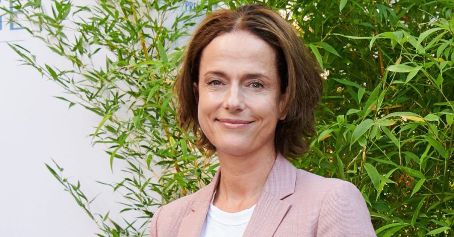 Claudia Michelsen lebt in Berlin.