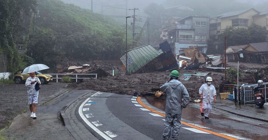 Schlamm, Geröll und Trümmern bedecken eine Straße im japanischen Atami. Eine Schlammlawine infolge schwerer Regenfälle hat in Japan mehrere Wohnhäuser zerstört.