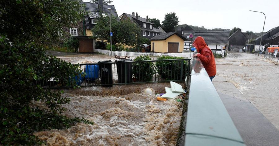 Durch den starken Regenfall war die Wupper zum reissenden Gewässer geworden.