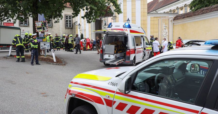 Rettungskräfte arbeiten an einer Unfallstelle auf einem Wochenmarkt, nachdem ein 87-Jähriger Mann in einen Marktstand gefahren ist.