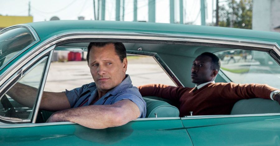 Der gefeierte Pianist Dr. Donald Shirley (Mahershala Ali, r) lässt sich vom Nachtklub-Türsteher Tony (Viggo Mortensen, l) im Cadillac DeVille chauffieren.
