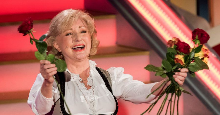 Margot Hellwig steht beim «Adventsfest der 100.000 Lichter» auf der Bühne.