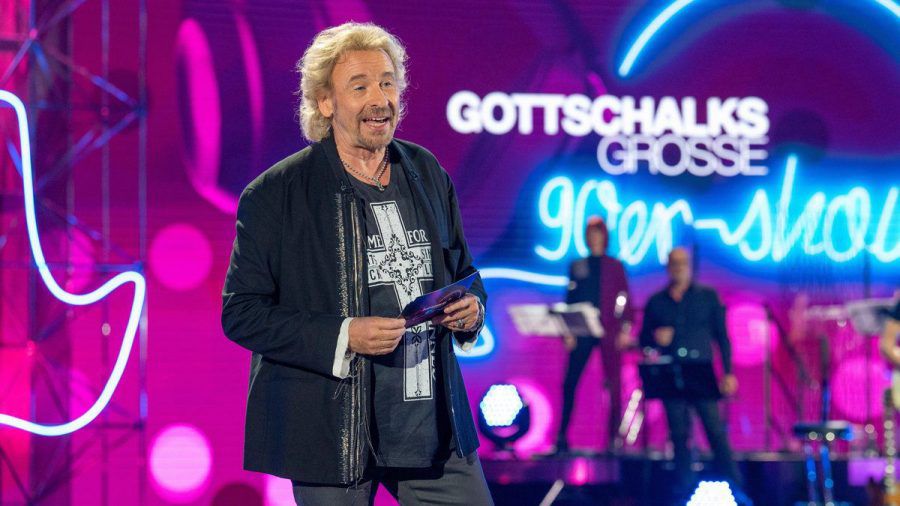 "Gottschalks große 90er-Show": Thomas Gottschalk präsentiert eine kleine Zeitreise. (cg/spot)