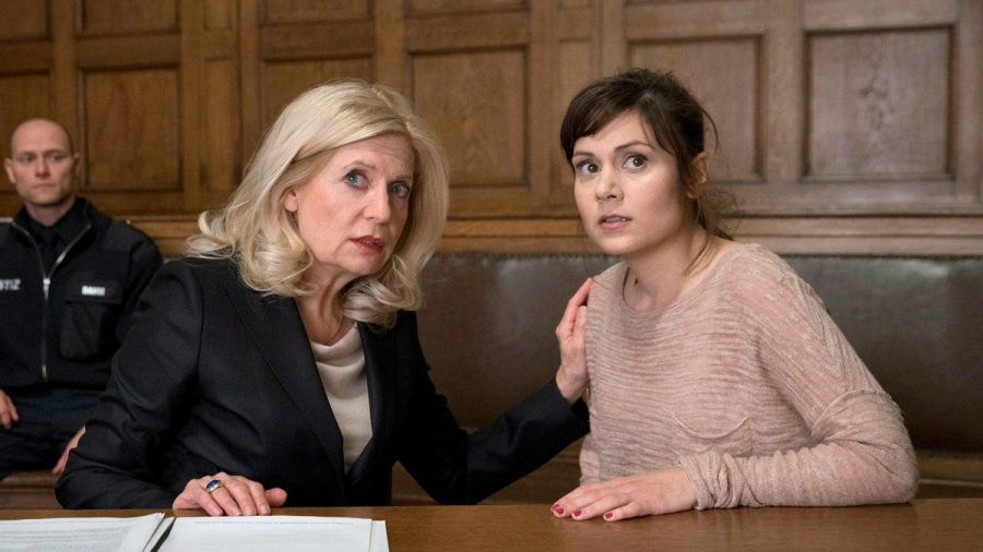 "Die Kanzlei: Mit harter Hand": Kann Isa von Brede (Sabine Postel, l.) die Unschuld von Yasmin Meckel (Sophie Dal) vor Gericht beweisen? (cg/spot)