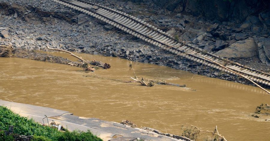 Die Bahnstrecke im Ortsteil Walporzheim ist unterspült. In den vom Unwetter betroffenen Gebieten halten die Aufräumungsarbeiten an.