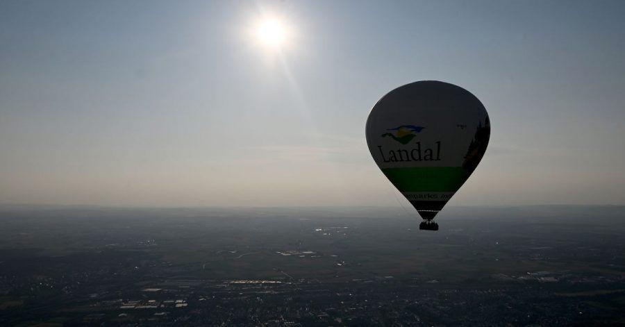 Der nach Angaben des Herstellers größte jemals in Deutschland produzierte Heißluftballon schwebt bei seiner Jungfernfahrt über Stuttgart.