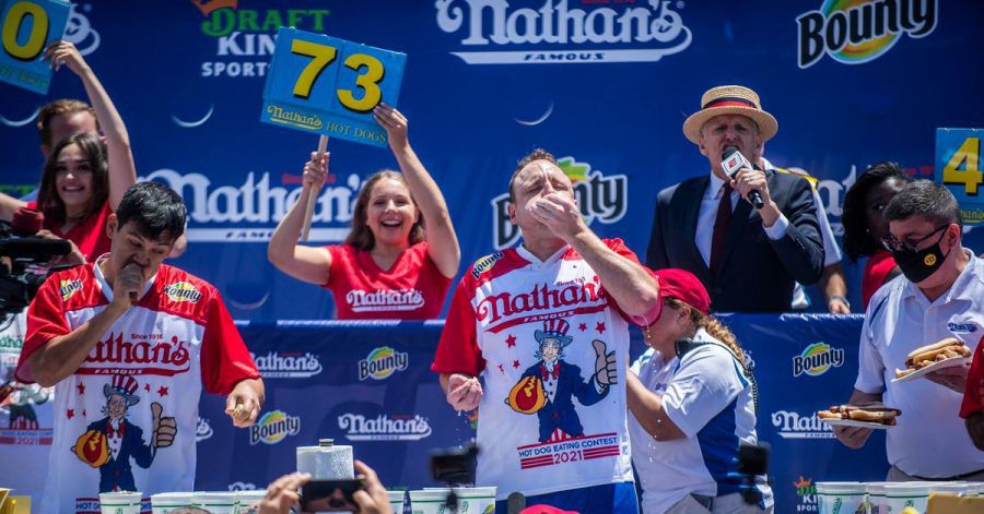 Chowdown-Champion Joey "Jaws" Chestnut brach seinen eigenen Rekord und holte sich den vierzehnten Sieg.