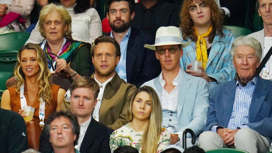 Benedict Cumberbatch (mit Hut) und Olly Murs (links daneben) in Wimbledon (smi/spot)