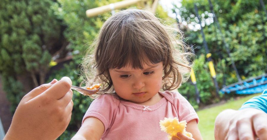 Wer seinen Kindern beibringen möchte, sich gesund und vielfältig zu ernähren, sollte nicht auf Verbote setzen, sondern auf gemeinsames Ausprobieren und das «Essen lernen nach Körpersignalen».
