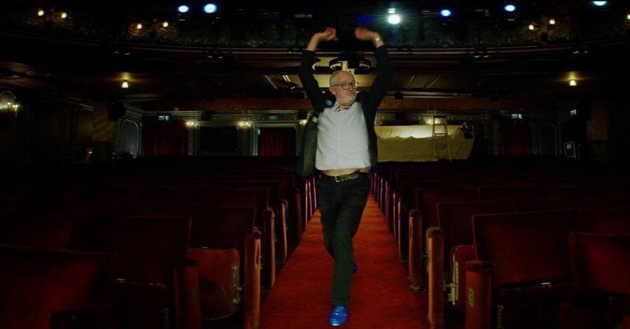 Schauspieler Jim Broadbent in dem Video des britischen National Health Service (NHS).