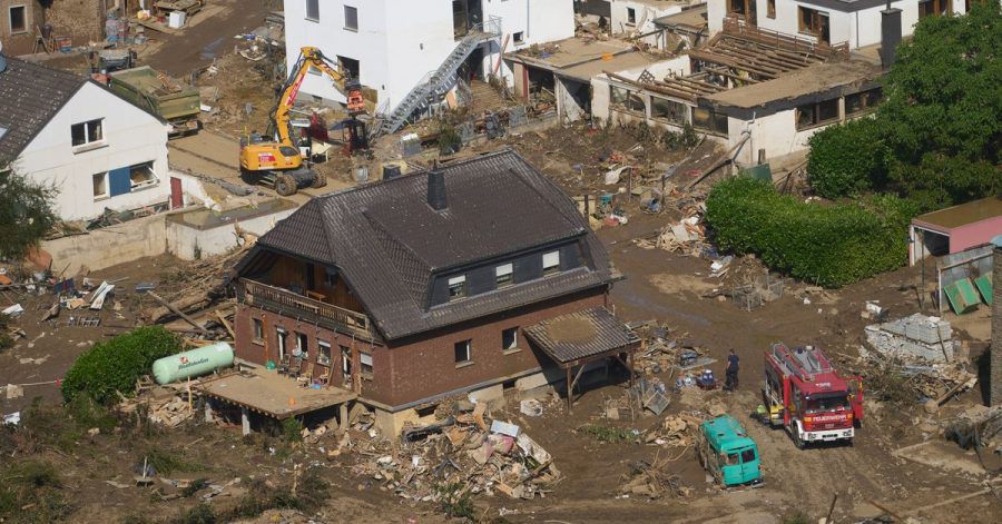 Rettungskräfte sind nach dem Hochwasser im Einsatz. Die Flut hat auch hier zahlreiche Häuser zerstört.