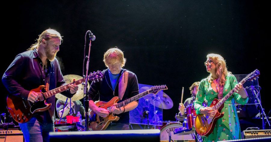 Tedeschi Trucks Band feat. Trey Anastasio auf der Bühne.