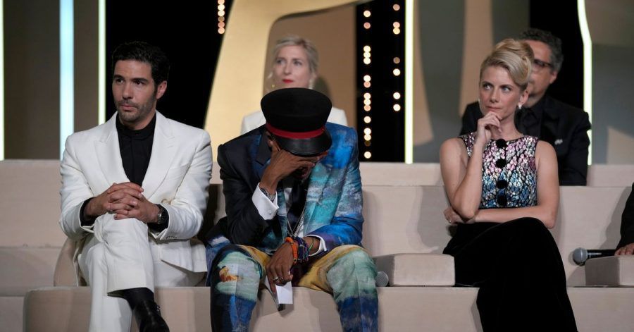 Mit gesenktem Haupt: Spike Lee, nachdem er versehentlich den Film «Titane» als Gewinner der Goldenen Palme bekannt gegeben hat.