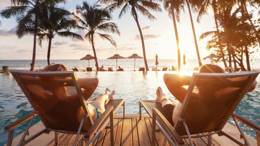 Entspannt am Pool des Hotels den Sonnenuntergang genießen: In Pauschalreisen ist das häufig inbegriffen. (elm/spot)