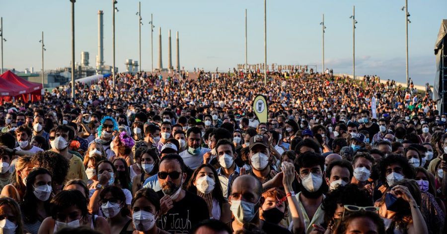 Menschen besuchen trotz Corona ein Musikfestival in Barcelona.Ganz Spanien mit Mallorca als liebster Urlaubsinsel der Deutschen ist wieder Corona-Risikogebiet