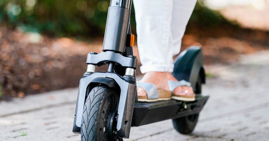 Modernes Verkehrsmittel oder Landplage? Folgt man Diskussionen rund um die E-Tretroller, gehen die Meinungen zuweilen stark auseinander.
