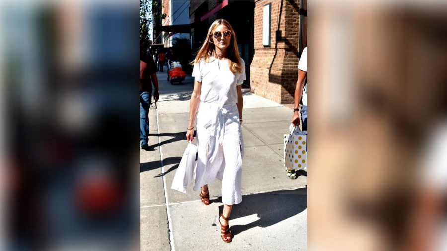 Model Olivia Palermo im sommerlichen Look mit offenen High Heels. (nra/spot)