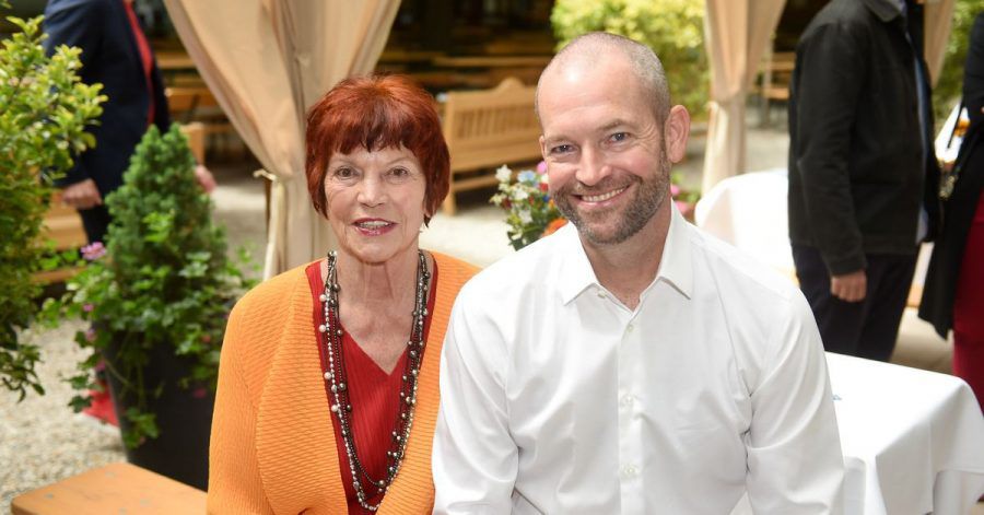 Die Filmproduzentin Regina Ziegler (l) Ziegler Film und James Farrell, VP Local Originals, beim Filmfest mnünchen.