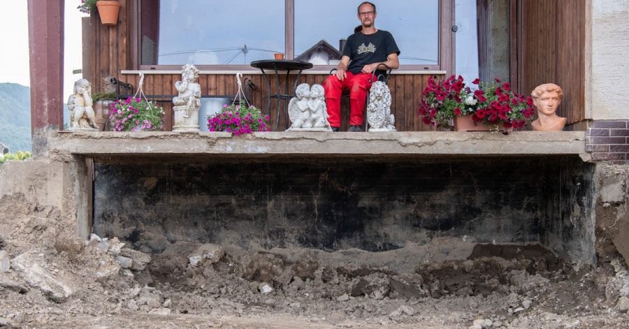 Daniel Schmitz sitzt auf dem Balkon seiner durch die Flut zerstörten Wohnung. Vom einst liebevoll gestalteten Garten ist nichts mehr übrig geblieben.