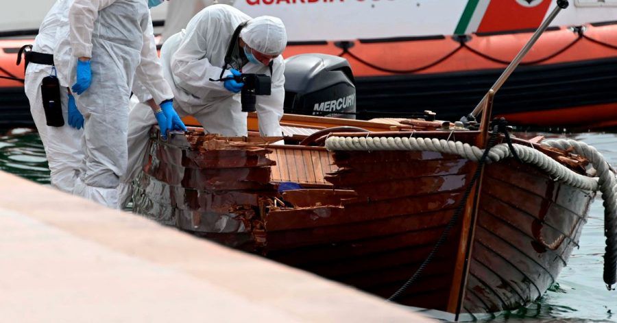 Italienische Forensiker begutachten den Schaden an einem Boot in Salo.