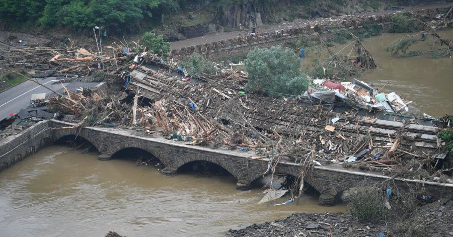 Eine Brücke nach Altenahr ist durch Schutt und eine Eisenbahnbrücke versperrt.