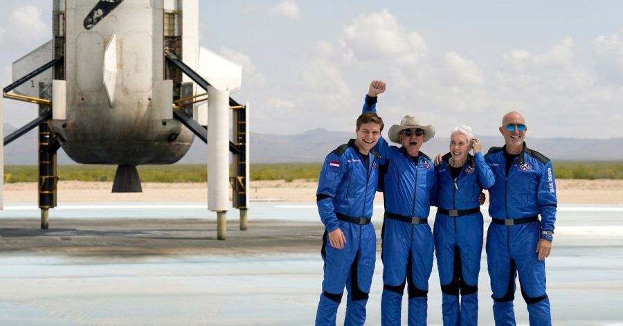 Oliver Daemen (l-r) aus den Niederlanden, Jeff Bezos, Gründer von Amazon und des Weltraumtourismus-Unternehmens Blue Origin, Wally Funk, ehemalige US-Pilotin, und Mark Bezos, Bruder von Jeff Bezos, stehen nach der Landung für ein Foto zusammen.