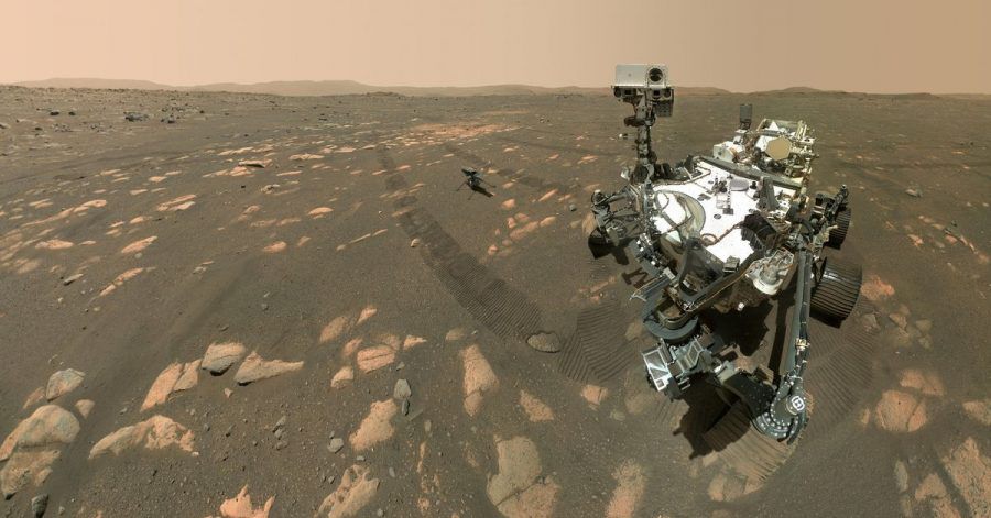 Der Rover «Perseverance» bereitet sich auf die Entnahme einer Probe von Mars-Gestein vor.