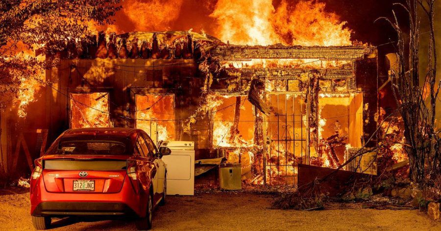 Das Sugar Fire zerstört ein Haus in dem Ort Doyle im US-Bundesstaat Kalifornien. Die Menschen im Westen der USA müssen sich auch zu Wochenbeginn auf extreme Hitze und Waldbrände einstellen.