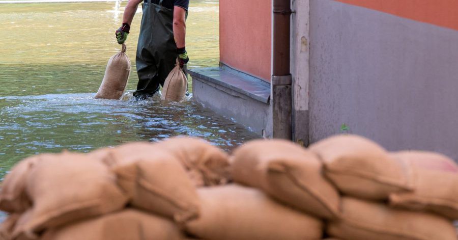 Wer als direkt Betroffener wegen Hochwasserschäden daran gehindert ist, zur Arbeit zu kommen, muss für wenige Tage bezahlt freigestellt werden.