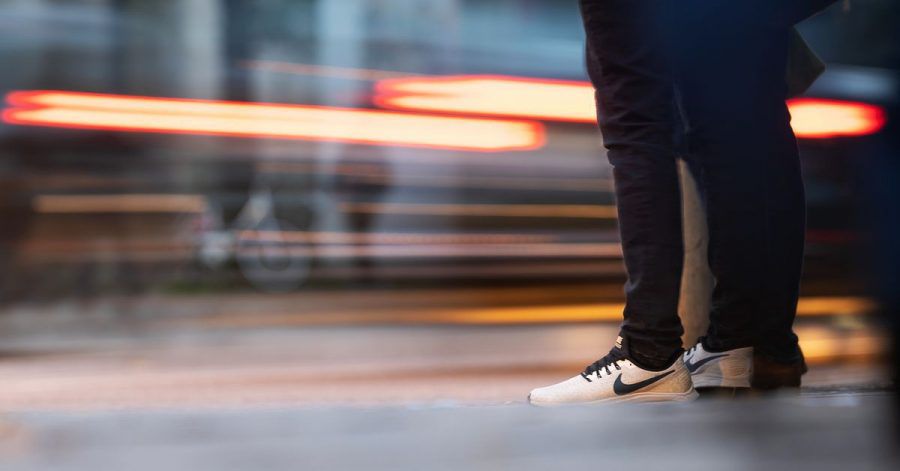 Autofahrer dürfen Passanten auf dem Bürgersteig nicht durch zu nahes Vorbeifahren gefährden.